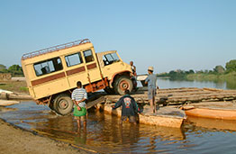 Camion de cruzar el rio Manambolo, Madagascar
