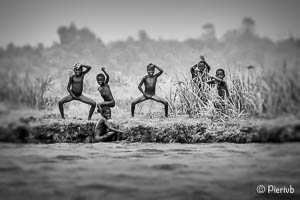 Niños en las orillas del río Tsiribihina en Madagascar