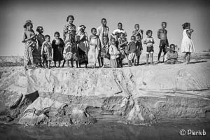 Malgaches en el banco de arena en Madagascar