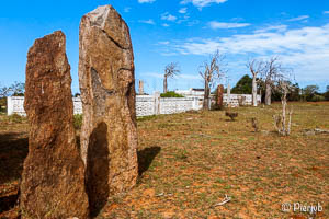 tumba Antandroy y piedra de pie en Madagascar