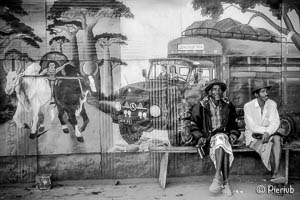 personas mayores de Belo sur Tsiribihina en Madagascar