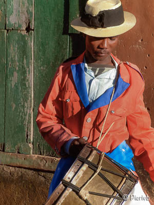 Tropa de Hira Gasy cerca de Antananarivo, Madagascar