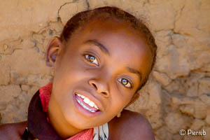 joven nina en madagascar