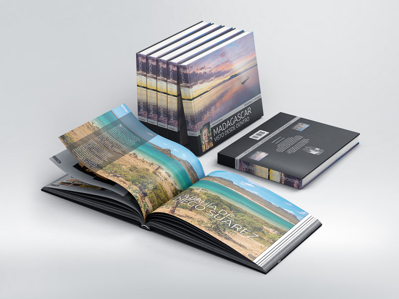 Madagascar el libro de fotografías, tapa y libro abierto en Diego Suarez